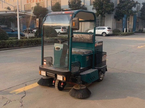 三刷半封闭扫地车