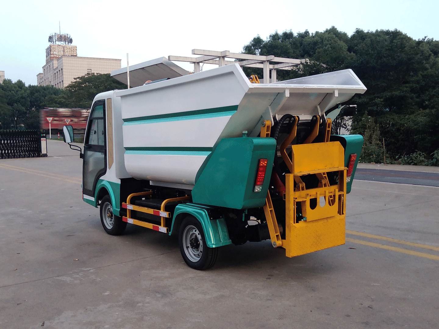 后装垃圾压缩转运车.gif 后装垃圾压缩转运车.gif