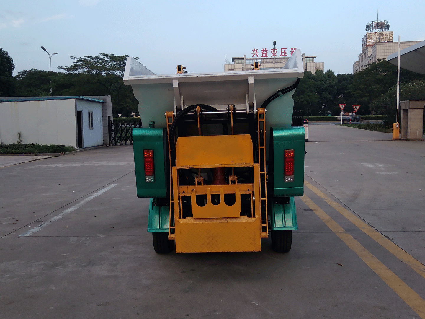 后装垃圾压缩车.gif 后装垃圾压缩车.gif