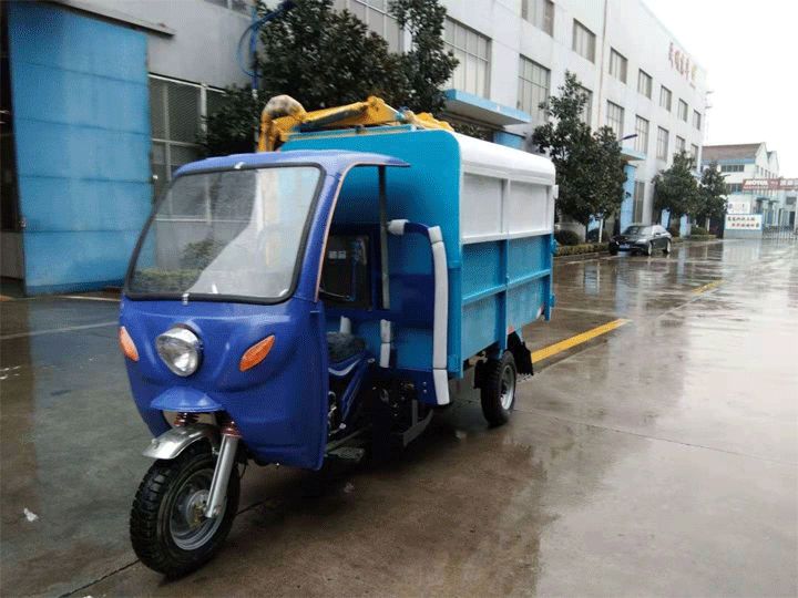 三轮摩托侧挂桶清运车.gif